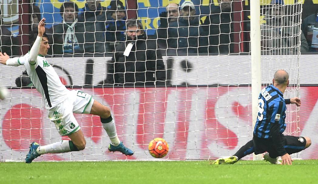 Peluso salva su Palacio: ma il gioco era fermo per la posizione irregolare di Icardi, autore dell&#39;assist. Ansa